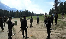 Des membres des forces de sécurité indiennes traquent les assaillants qui ont tué 26 touristes à Pahalgam, près de Srinagar, au Cachemire, le 23 avril 2025
