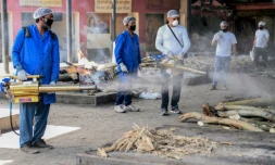 Des bénévoles désinfectent un lieu de crémation hindoue,le 11 avril 2020 à Amritsar, en Inde