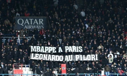 Des supporters brandissent une bandelore "Mbappé à Paris, Leonardo au pilori" lors du match de L1 contre Bordeaux le 13 mars 2022 au Parc des princes