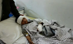 Un jeune Afghan blessé dans un attentat-suicide, reçoit des soins dans la province de Kounar, le 27 février 2016