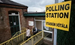 Panneau indiquant un bureau de vote à Dublin le 26 février 2016