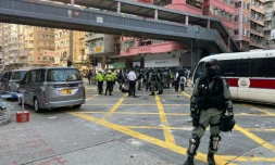 Un membre des forces de l'ordre stationne au carrefour oĂč un protestataire a reçu un coup de feu de la part d'un policier, le 11 novembre 2019 Ă Hong Kong