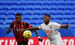 Le milieu de Lyon Jeff Reine-Adelaide (d) devance le défenseur de Nice Andy Pelmard lors d'un match amical, le 4 juillet 2020 à Décines-Charpieu