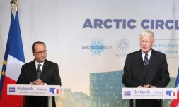 Le président François Hollande (g) et son homologue islandais Olafur Ragnar Grimsson, le 16 octobre 2015 lors d'une conférence de presse conjointe à Reykjavik 