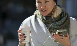 Une femme se déplace dans la rue avec son gobelet de café à New York, le 16 octobre 2025.