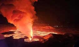 Photo de l'éruption volcanique  sur la péninsule de Reykjanes, au sud-ouest de l'Islande, le  8 février 2024, diffusée par le Département islandais de la protection civile et de la gestion des urgences