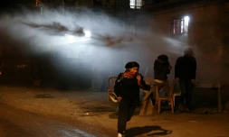 Les forces israéliennes utilisent des canons à eau pour disperser des manifestants palestiniens dans le quartier de Cheikh Jarrah à Jérusalem-Est, le 13 février 2022