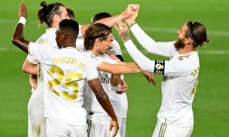 Le défenseur du Real Madrid, Sergio Ramos (d), félicité par ses coéquipiers après son but face à Majorque lors du match de Liga à Valdebebas, le 24 juin 2020