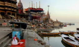 Les berges du Gange et le ghat de Manikarnika à Varanasi quasi désertés, le 10 avril 2020