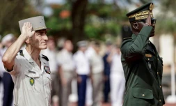 le chef d'état-major des armées du Sénégal, le général Mbaye Cissé (d), et le général Pascal Ianni (g), à la tête du commandement de l'armée française pour l'Afrique,lros de la cérémonie de restition, Dakar, le 17 juillet 2025