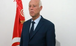 Le candidat indépendant à la présidentielle Kais Saied pose devant le drapeau tunisien, le 15 septembre 2019 à Tunis