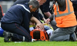 Un joueur de Bordeaux-Bègles soigné après un choc lors d'un match contre La Rochelle, le 24 mars 2018 au stade Marcel Deflandre