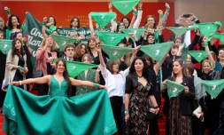 manifestation le 18 mai 2019 au Festival de Cannes en faveur du droit à l'avortement, les foulards verts symbolisant le combat mené - et perdu - en Argentine en faveur de sa légalisation