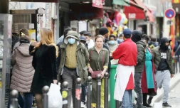 Le quartier de Belleville à Paris au deuxiÚme jour du déconfinemen, le 12 mai 2020