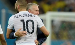 Accolade entre le sélectionneur des Bleus Didier Deschamps et Karim Benzema, son attaquant phare, lors de la Coupe du monde au Brésil, le 25 juin 2014 au Maracana de Rio