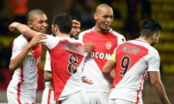 Kylian Mbappé (g) félicité par ses coéquipiers monégasques après l'un de ses buts face à Metz, le 11 février 2017 à Louis-II