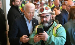Joe Biden, candidat aux primaires démocrates, avec des ouvriers de l'usine Fiat Chrysler, dans le Michigan, le 10 mars 2020