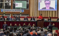 Le chanteur français Marc Lavoine (sur l'écran) parraine la 160e vente des Hospices de Beaune (CÎte d'Or), le 13 décembre 2020