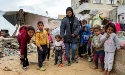 Des enfants jouent dans les ruines dans le camp de réfugiés de Shati, dans le nord de Gaza-ville, le 11 février 2025