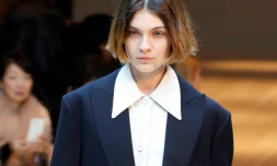 Un mannequin porte une création Celine lors de la Fashion Week parisienne, le 5 mars 2017  