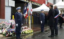 Le président Emmanuel Macron et le maire de Montrouge Etienne Lengereau lors de l'hommage à la policière municipale Clarissa Jean-Philippe, le 8 janvier 2025, à Montrouge, dans les Hauts-de-Seine