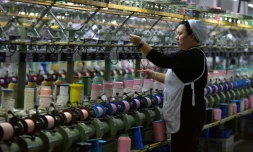 Une ouvriĂšre sur une chaĂźne de production de soie Ă Fuyang, dans la province de l'Anhui, dans l'est de la Chine, le 20 octobre 2025