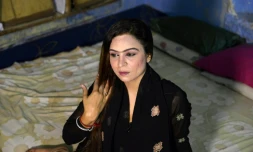 Une prostituée du quartier chaud de Lahore se prepare à une sortie, le 4 mai 2016