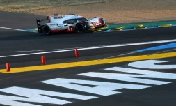 La Porsche 919 Hybrid N.1 pilotée par l'Allemand André Lotterer au 24 heures du Mans, le 17 juin 2017  
