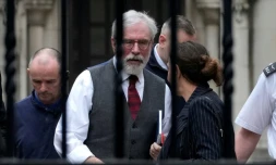 Gerry Adamas, ancien dirigeant du parti nationaliste irlandais Sinn Fein, arrive à la Haute Cour du centre de Londres, le 9 mars 2026