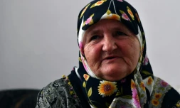 Une Bosniaque se souvient avec émotion du massacre de Srebrenica et de la perte de son mari et fils, le 3 juillet 2020 au mémorial de Potocari