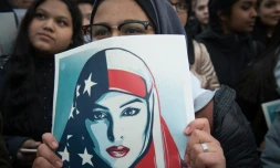 Une femme brandit une pancarte lors d'une manifestation contre le décret migratoire de Donald Trump le 3 février 2017 à New York