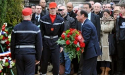 François Hollande dépose une gerbe de fleurs sur la tombe de François Mitterrand le 8 janvier 20123 à Jarnac