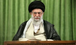 Une photo fournie par le bureau du guide iranien Ali Khamenei montre ce dernier s'exprimant en visioconférence devant le Parlement à Téhéran, le 27 mai 2021