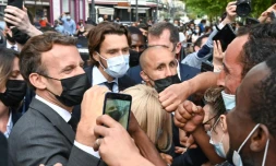 Le président Macron retourne au contact du public dans les rues de Valene le 8 juin 2021 peu aprÚs avoir été giflé par un homme
