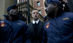 L'ex-champion paralympique Oscar Pistorius (centre) quitte le tribunal de Pretoria aprĂšs une audience, le 14 juin 2016