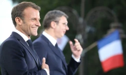 Emmanuel Macron et le président serbe Aleksandar Vucic lors de l'inauguration d'un monument dédié à l'amitié franco-serbe, dans le parc Kalemegdan à Belgrade, le 15 juillet 2019
