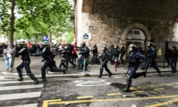 La police à l'assaut des manifestants en marge de la manifestation à Paris pour la défense du service public, le 22 mai 2018