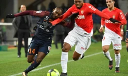 Le défenseur monégasque Jemerson, coupe la trajectoire du Montpelliérain Giovanni Sio (N.14) à La Mosson, le 13 janvier 2018