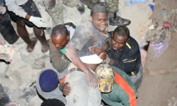 Un homme sorti des décombres d'un immeuble effondré le 259 avril 2016 à Nairobi