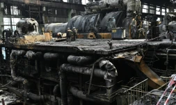 Des équipements incendiés dans une centrale électrique ukrainienne aprÚs une frappe, le 19 avril 2024