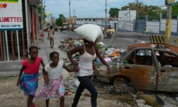 Des habitants fuient leur quartier aprÚs que des gangs ont terrorisé des zones de Port-au-Prince, le 2 mai 2024