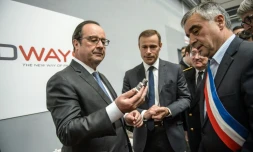 François Hollande visite l'entreprise Prodways aux Mureaux, à l'ouest de Paris le 12 mai 2016