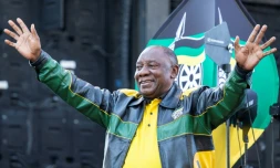 Le président sud-africain Cyril Ramaphosa salue la foule aprÚs un discours au siÚge de son parti, l'ANC, à Johannesburg, le 12 mai 2019.