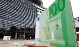Un billet de 100 euros géant exposé devant le ministère français de l'Economie et des Finances à Paris en septembre 2016