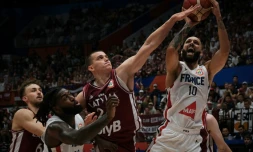 Le basketteur de l'équipe de France Evan Fournier (à droite) au duel avec le Letton Andrejs Grazulis (deuxiÚme à droite) lors de la victoire de la Lettonie en match de poules de la Coupe du monde de basket à Jakarta, Indonésie, le 27 août 2023