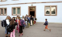Des jeunes enfants attendent d'entrer dans leur classe le 2 septembre 2005 à Stotzheim, en Alsace, le jour de la rentrée scolaire.