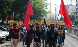 Photo diffusée par une source anonyme via Facebook le 26 mars 2021 de manifestants brandissant des drapeaux de la Ligue nationale pour la démocratie (LND), à Rangoun