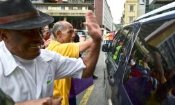 Les partisans du président Maduro frappent le véhicule Henry Ramos Allup, le nouveau président du Parlement, le 4 janvier 2016 à Caracas