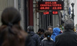 Des gens passent devant un bureau de change à Buenos Aires le 30 août 2018