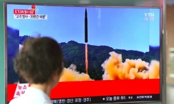 Une femme regarde à la télévision, le 4 juillet 2017 à Séoul, les images d'un tir de missile balistique nord-coréen